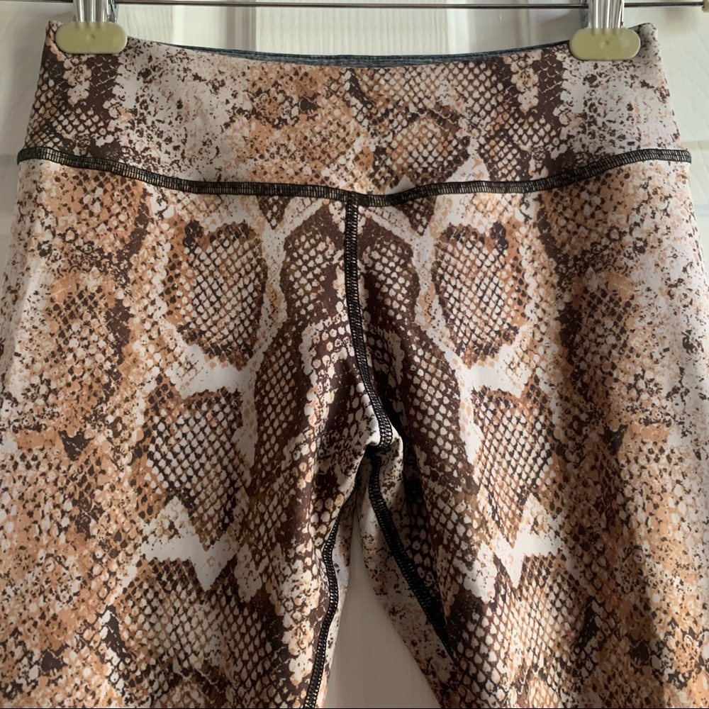 True Religion Bodied Python Mid Rise Leggings Sz S - image 3